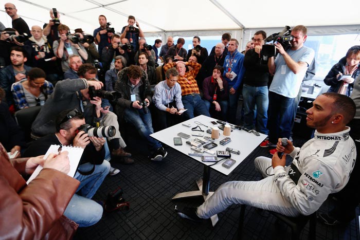 Hamilton e Rosberg apresentam Mercedes com bico de pato - Foto ...