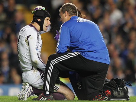 Cech fratura dedo da m&atilde;o e vira desfalque no Chelsea - Futebol - R7