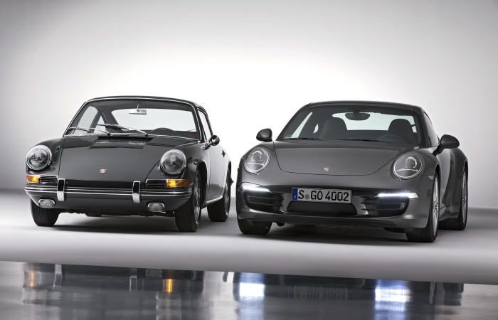 Divulgação O ano de 2013 marca os 50 anos de história do Porsche 911, um dos esportivos mais famosos do mundo. Para celebrar o cinquentenário a marca promoverá uma sé...