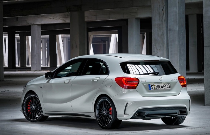 Baseado na terceira geração do Mercedes Classe A, o A45 AMG recebeu uma série de modificações para se adequar ao desempenho promovido pela divisão esportiv...