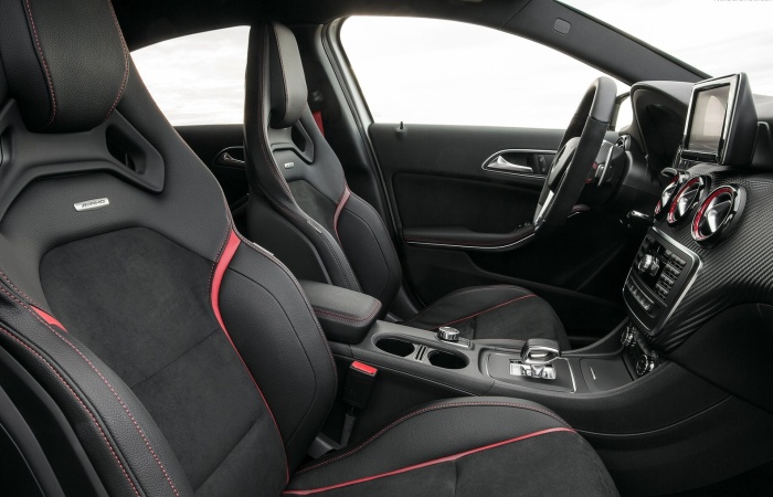 Os bancos envolventes são exclusivos da versão, permitindo um melhor apoio dos passageiros em curvas mais agressivas

Confira também:
Cansado de trocar mar...