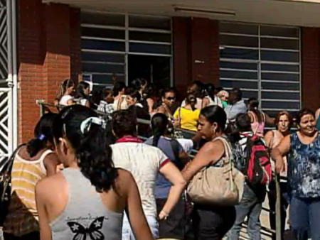 Escola estadual fecha turmas e pais reclamam que n&atilde;o t&ecirc;m onde ...