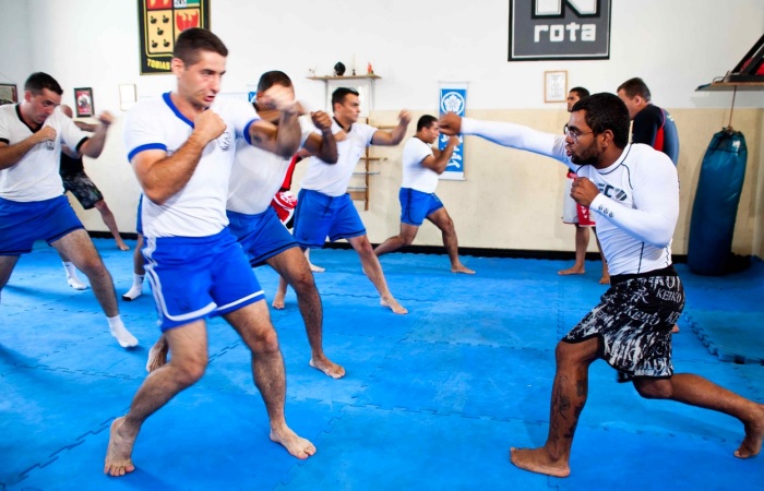 &ldquo;Wolverine&rdquo; do UFC d&aacute; aula de MMA para policiais da Rota - Mais ...