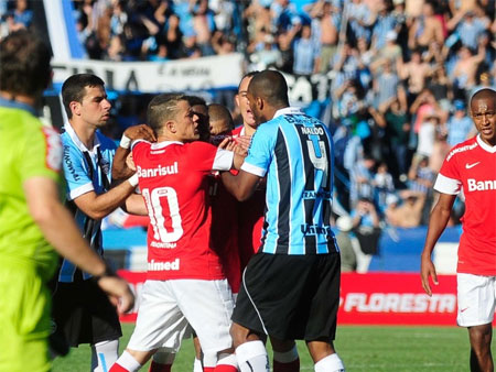 Clássico gaúcho é destaque do domingo de futebol no País