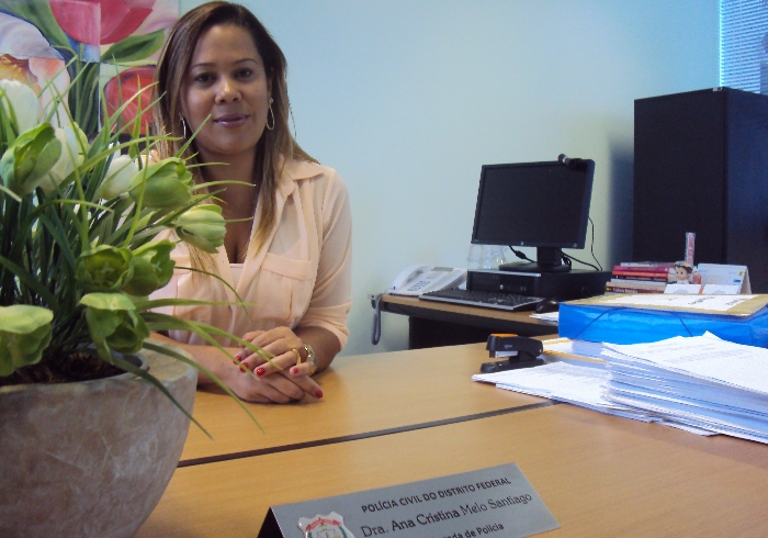 A delegada Ana Cristina Melo Santiago, de 43 anos, coordenada a Delegacia Especializada de Atendimento à Mulher