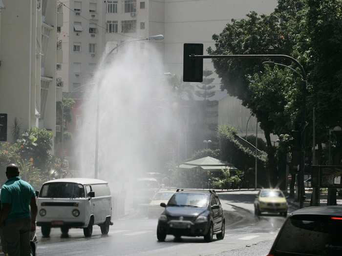 Tubula&ccedil;&atilde;o estoura e cria chafariz em Copacabana - Rio de Janeiro ...