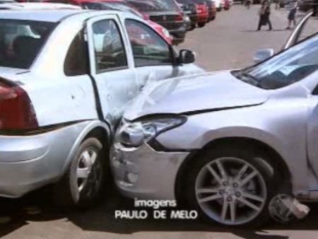 Idoso atingiu pelo menos dois carros e seis motos que estavam parados no estacionamento