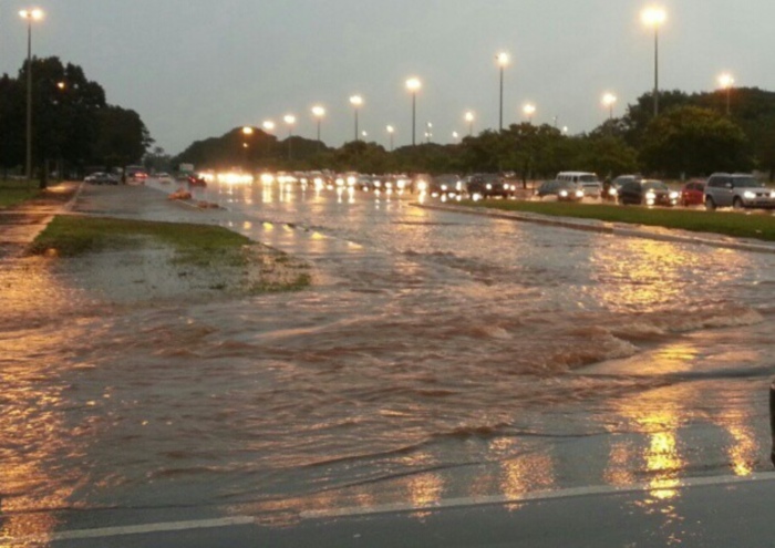 Chuva alaga vias de Brasília na tarde desta segunda-feira