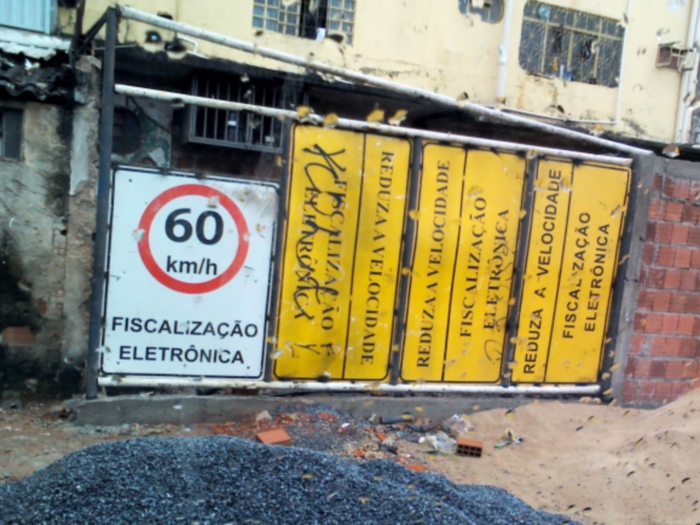 Placa de trânsito vira portão na Ceilândia