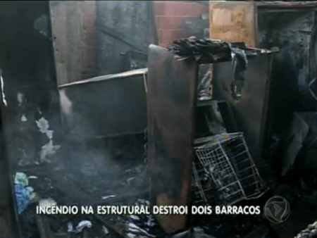 Inc&ecirc;ndio atinge dois barracos na Estrutural - Distrito Federal - R7