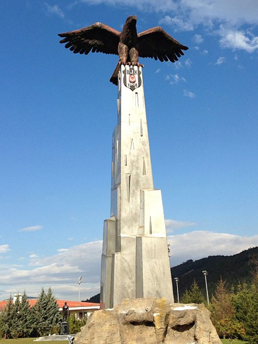 Emprestado ao Besiktas, Dentinho se vira como pode na Turquia ...
