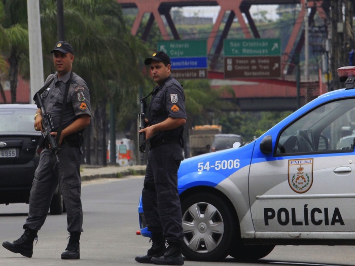Pol&iacute;cia refor&ccedil;a patrulhamento nos acessos &agrave;s favelas do Caju e ...