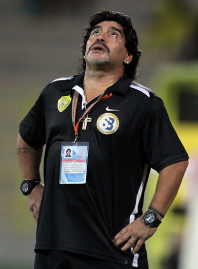 Maradona 'viaja' e quer treinar Messi no Barcelona - Foto 1 - Futebol ...