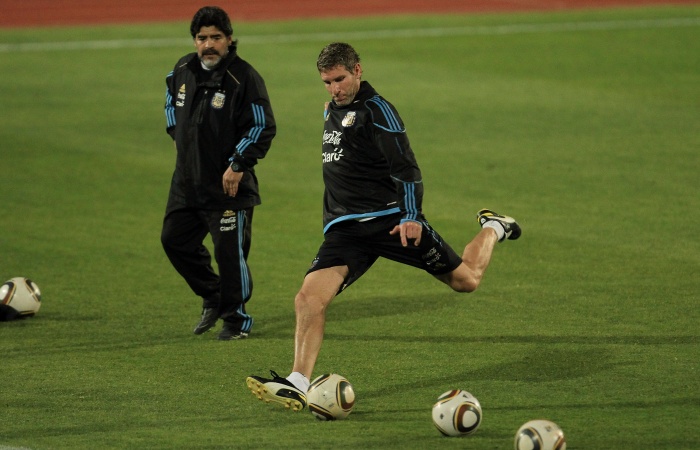 Maradona 'viaja' e quer treinar Messi no Barcelona - Foto 2 - Futebol ...