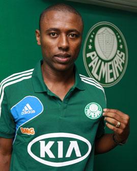 Palmeiras oficializa contrata&ccedil;&atilde;o de zagueiro Andr&eacute; Luiz - Futebol - R7