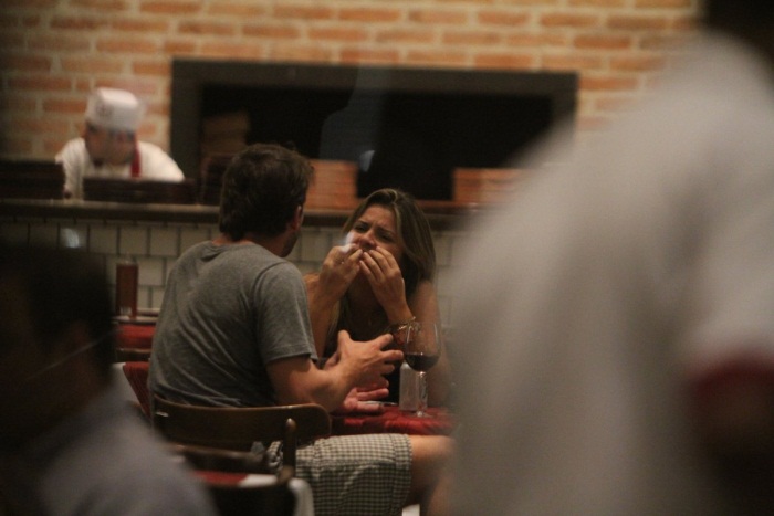 Quanto carinho... Henri Castelli fica abra&ccedil;ado com amiga ap&oacute;s jantar