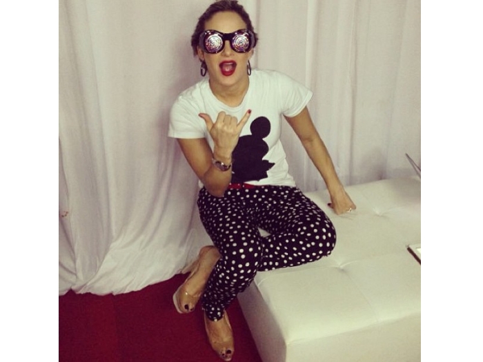 Oi? Claudia Leitte posta foto com &oacute;culos bizarro - Famosos e TV - R7