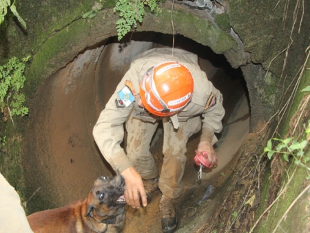 Bombeiros interrompem buscas por v&iacute;timas de temporal em ... - R7