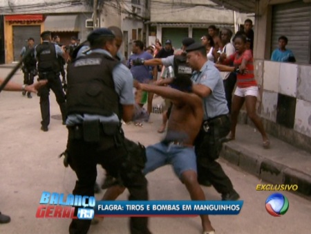 Após morte de jovem, moradores de Manguinhos entram em confronto com policiais de UPP