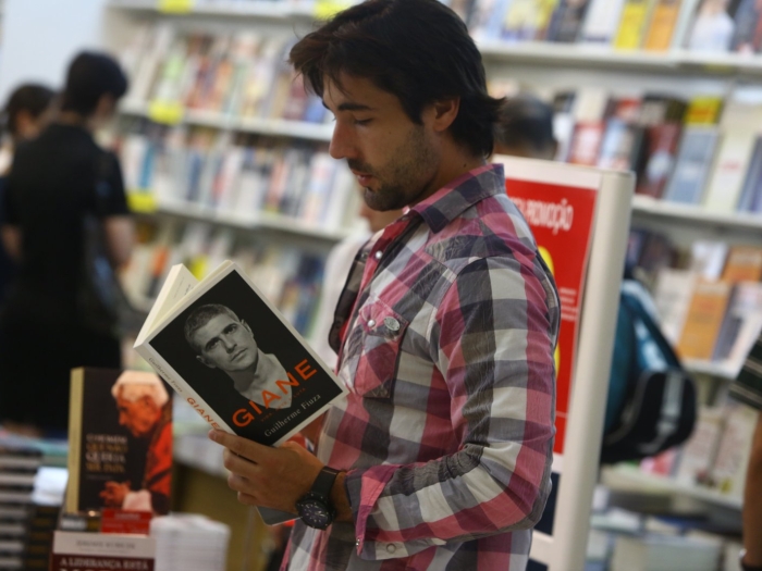 Sandro Pedroso n&atilde;o desgruda os olhos de livro de Gianecchini ...