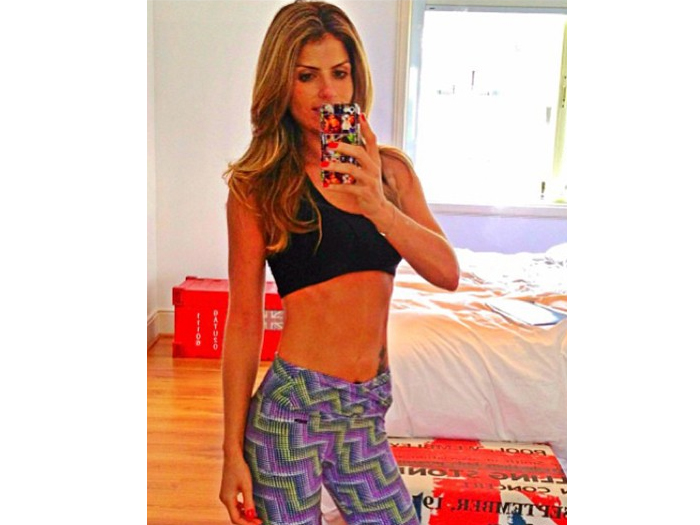Mag&eacute;rrima! Carol Magalh&atilde;es posta foto com barriga de fora - Moda ...