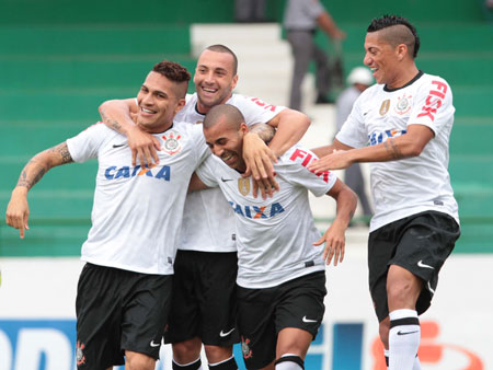 Corinthians perde Cássio e Renato Augusto mas vence o Guarani por 1 a 0