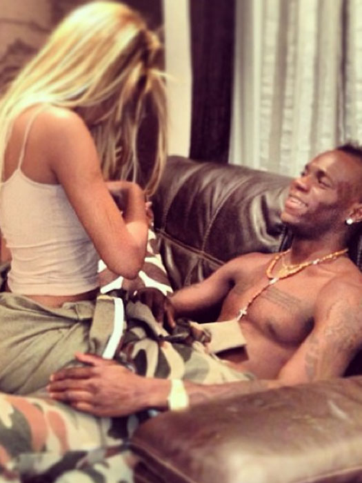 Namorada de Balotelli posta foto picante com o jogador e diz ...