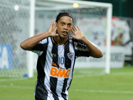 Atlético massacra Arsenal com show de Ronaldinho e goleia por 5 a 2