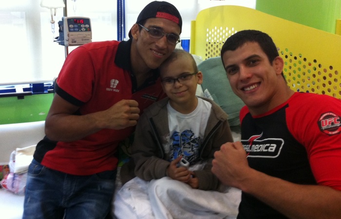 Astros do UFC visitam crian&ccedil;as com c&acirc;ncer em SP - Mais Esportes ...