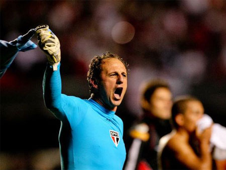 Vídeo de bastidores mostra emoção de Rogério Ceni antes do jogo contra o Atlético-MG