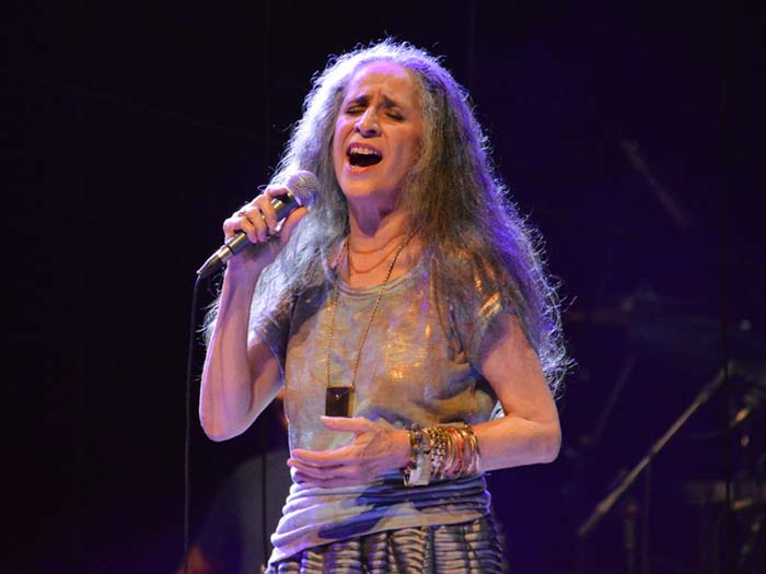 Depois da morte de Dona Can&ocirc;, Maria Beth&acirc;nia emociona plateia ...