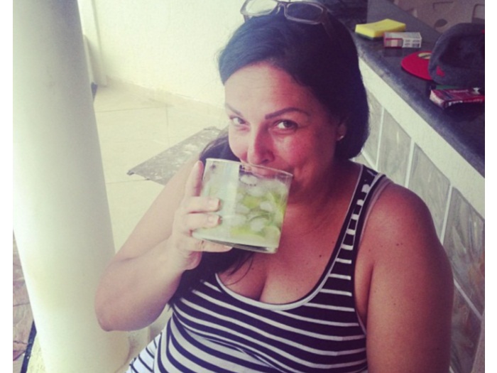 Thiago Soares mostra m&atilde;e de Melancia mandando ver na caipirinha