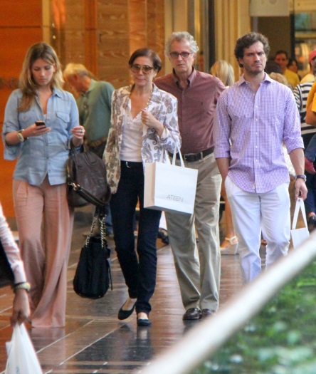 Lilia Cabral e Paulo Rocha levam amados para passear no RJ ...