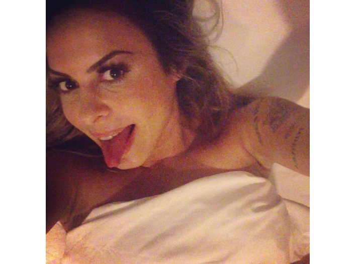 Alinne Rosa aparece enrolada em len&ccedil;ol no Instagram - Famosos e ...