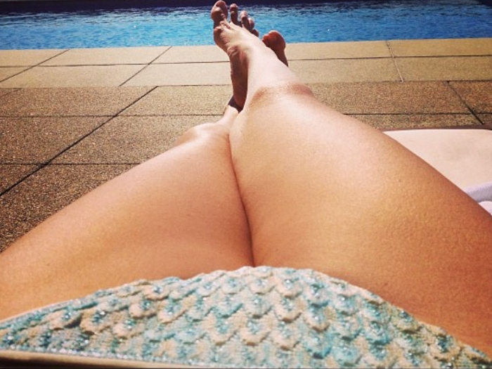 Luciana Gimenez exibe pernas e curte sol &agrave; beira da piscina ...