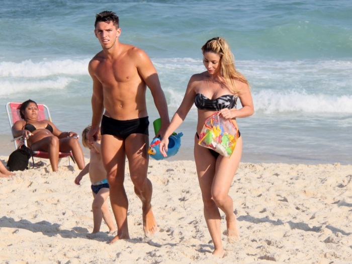 Danielle Winits faz mist&eacute;rio sobre boatos de gravidez com fam&iacute;lia e ...