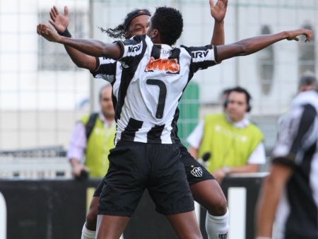 Atl&eacute;tico-MG atropela Cruzeiro e coloca a m&atilde;o na ta&ccedil;a do Mineiro ...