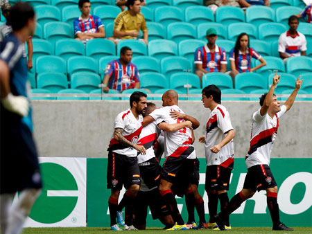 Em jogo histórico, Vitória faz 7 a 3 no Bahia e fica perto do título