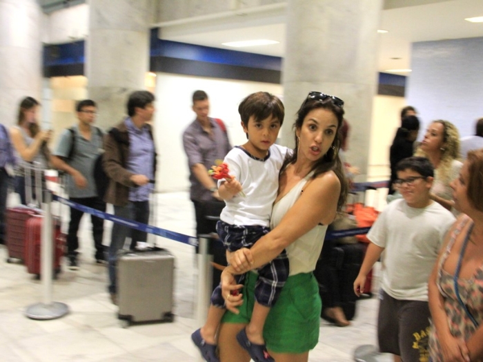 Com filho no colo, Ivete Sangalo &eacute; clicada em aeroporto - Famosos ...