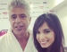 À vontade, Lulu Santos recebe Anitta só de roupão no camarim