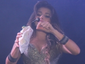 Paula Fernandes come pipoca de fã em show