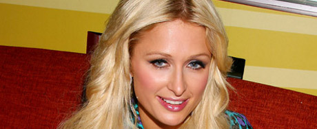 Grosby Group Paris Hilton deixa balada com papel higiênico grudado no sapato