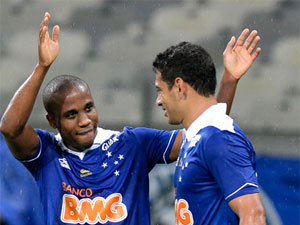 Na estreia de Dedé, Cruzeiro goleira Resende e avança