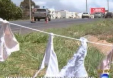 Reprodução/ TV Record Homem traído pendura calcinhas de mulher em rodovia