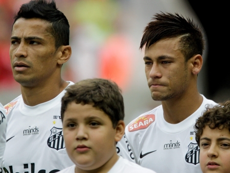 Neymar engole a 'ficha' e d&aacute; um at&eacute; logo aos santistas - Futebol - R7