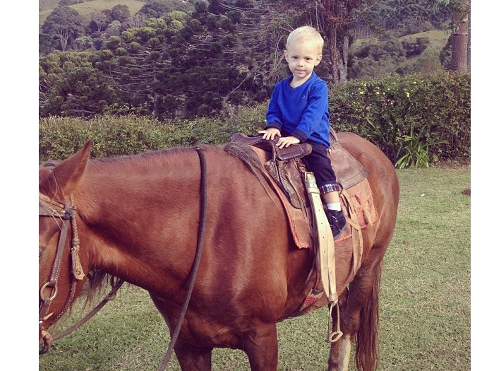 Carol Dantas leva filho de Neymar para passeio a cavalo - Famosos ...