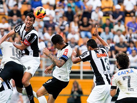 Corinthians joga mal, perde para o misto do Atlético-MG e joga fora chance de entrar no G-4