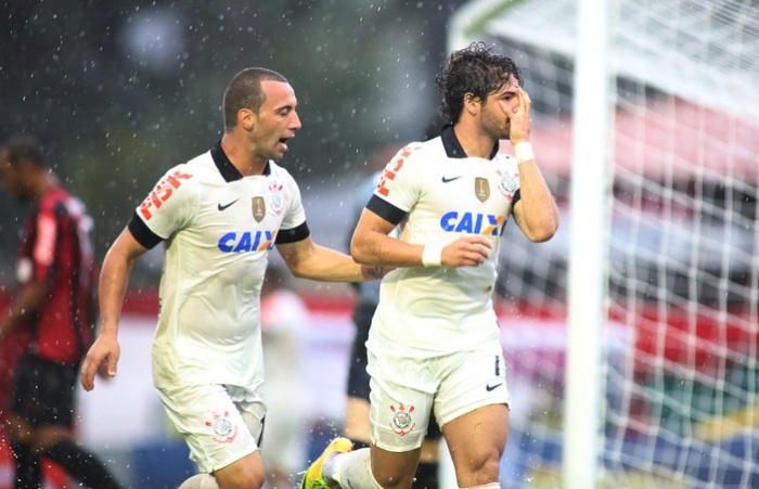 Alexandre Pato voltou a marcar e a comemorar com sua misteriosa "máscara" (Gazeta Press) timao-700