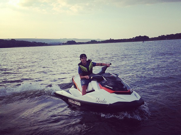 S&oacute; alegria! Thammy Gretchen ganha jet ski e se exibe nas redes ...