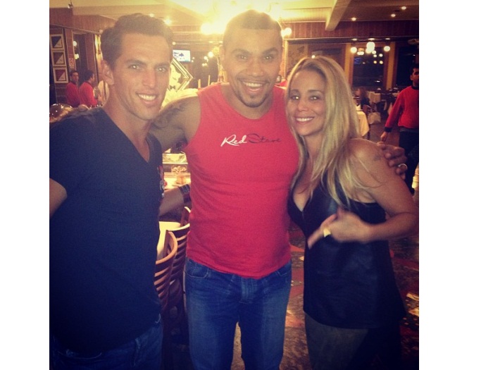 Dani Winits e namorado encontram Naldo em churrascaria ...